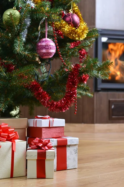 Weihnachtsbaum und Geschenk — Stockfoto