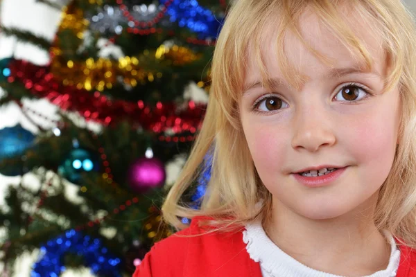 Fille près de sapin de Noël — Photo