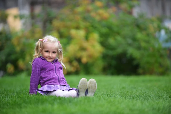 Girl on grass — Stock Photo, Image