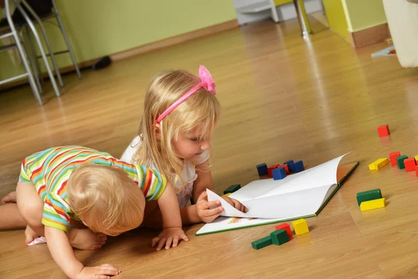 Junge mit seiner Schwester — Stockfoto