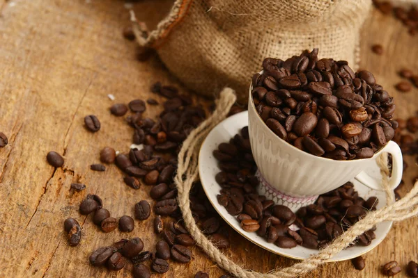 咖啡豆和咖啡杯 — 图库照片