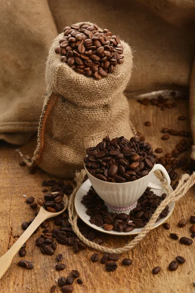 Grains de café et tasse — Photo