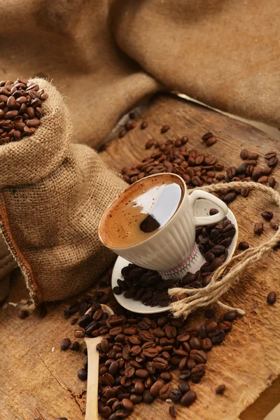 Kaffebönor och cupcoffee bönor och cup — Stockfoto