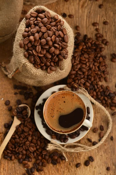Kávová zrna a cupcoffee fazole a pohár — Stock fotografie