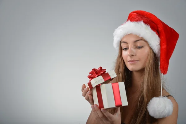 산타 클로스에 젊은 여자 — 스톡 사진