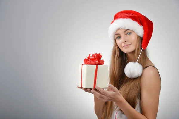 산타 클로스에 젊은 여자 — 스톡 사진