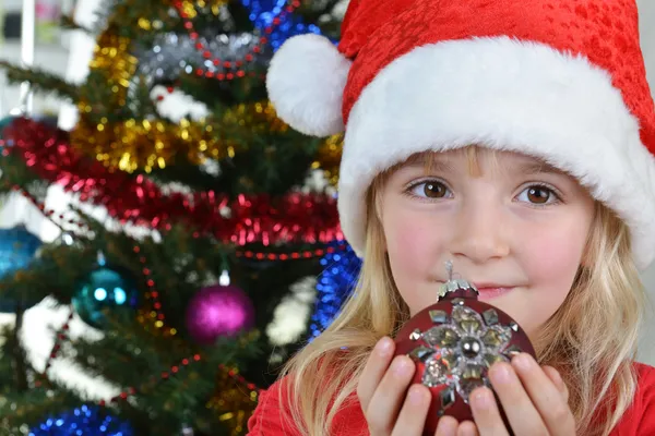 Ragazza vicino abete di Natale — Foto Stock