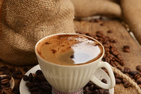 Kaffebönor och cupcoffee bönor och cup Royaltyfria Stockbilder