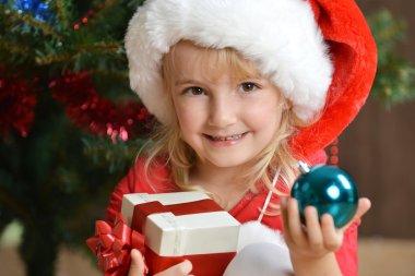 Noel Baba şapkalı kız