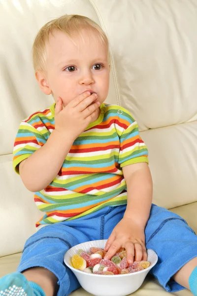 Jongen eten snoep — Stockfoto