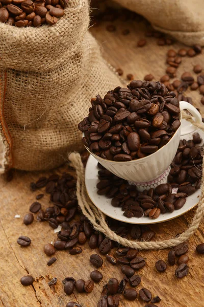 Kaffeebohnen und Tasse — Stockfoto