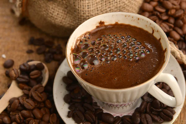 Chicchi di caffè e tazza — Foto Stock