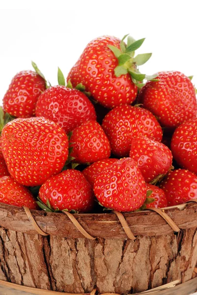 Korb mit Erdbeeren — Stockfoto