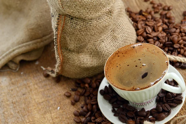 Granos de café y taza —  Fotos de Stock