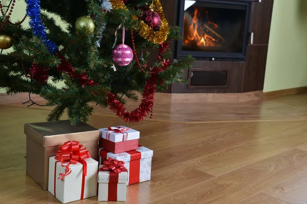 Árbol de Navidad y regalo — Foto de Stock