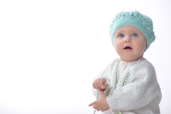 Babymeisje met de parel ketting — Stockfoto