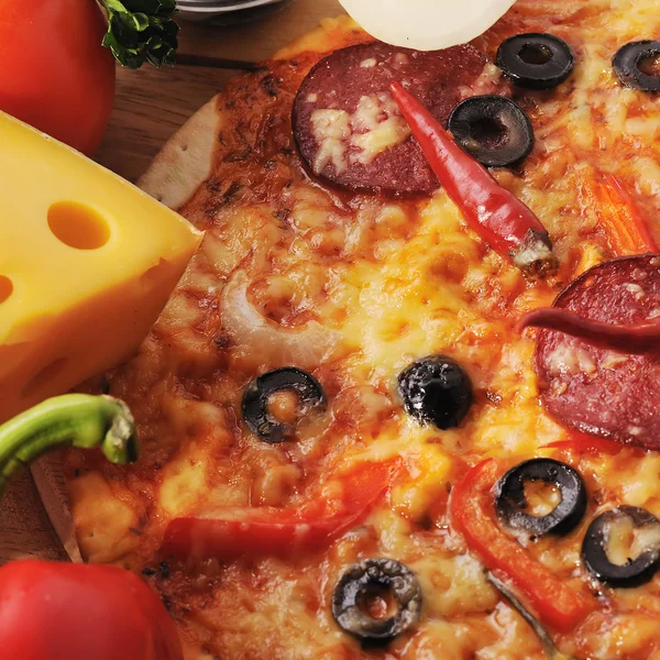 Smakelijke pizza — Stockfoto