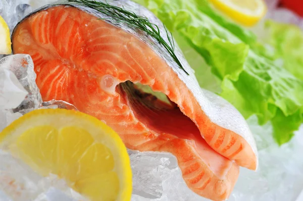 Red fish on ice — Stock Photo, Image