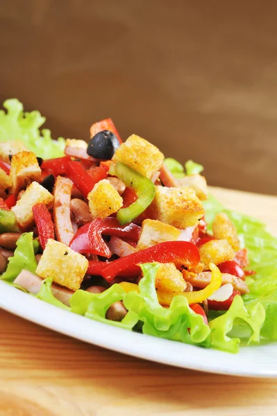 Salada em prato — Fotografia de Stock