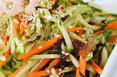 Karidesli sebze salatası