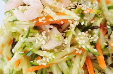 Karidesli sebze salatası