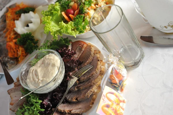 Yemek ve içecek dolu bir masa.