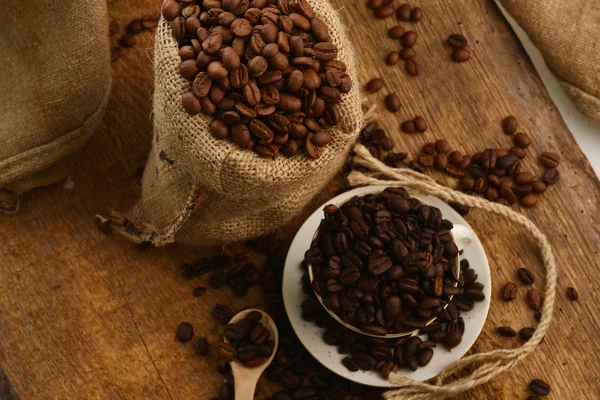 Kaffeebohnen und Tasse — Stockfoto