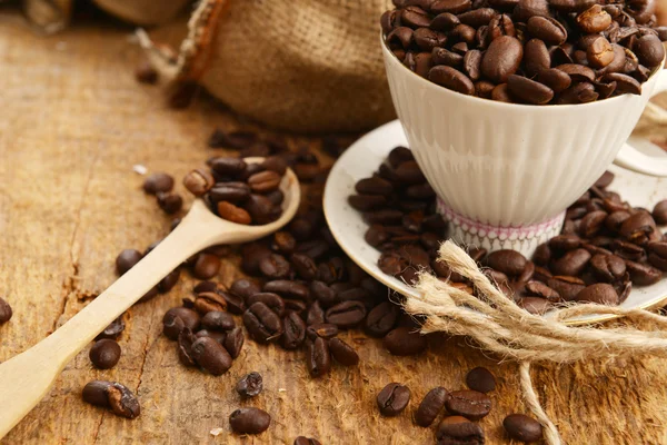 Kaffebønner og beger – stockfoto