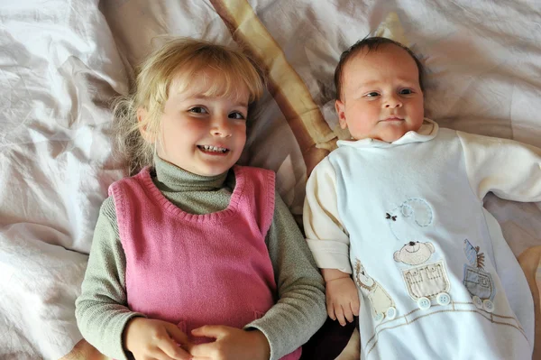 Chica con hermano — Foto de Stock