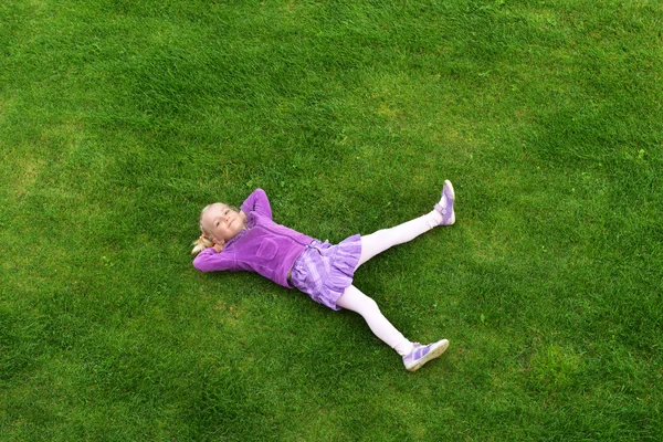 Flicka på gräs — Stockfoto