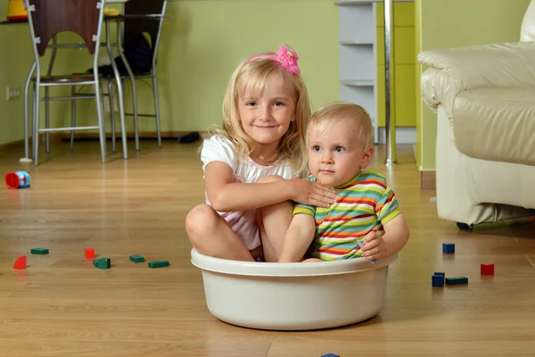 Jongen met zijn zus — Stockfoto