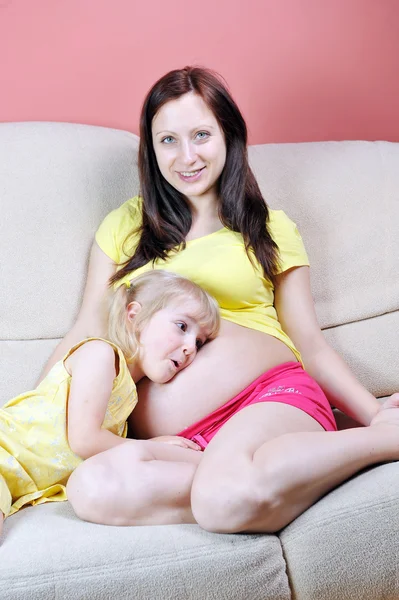 Chica con madre embarazada — Foto de Stock