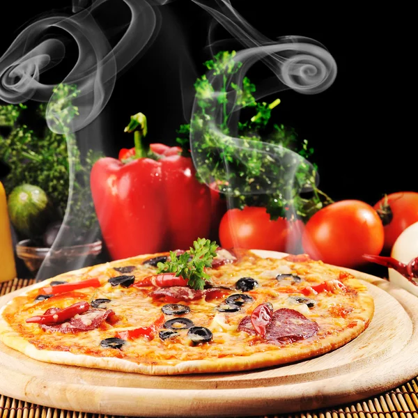 Gustosa pizza sul piatto Foto Stock