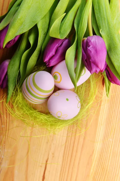 Velikonoční vajíčka a Tulipán — Stock fotografie