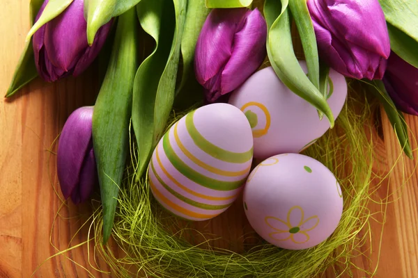 Œufs de Pâques et tulipes — Photo