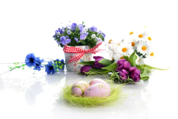 Çiçekler ve Paskalya yumurtaları — Stok fotoğraf