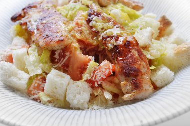 kızarmış ekmek parçaları ve et salatası