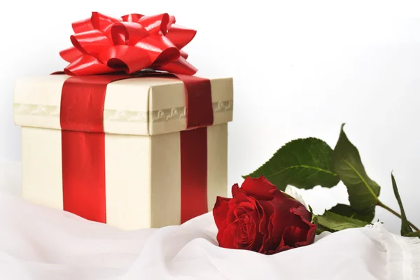 Caixa de presente com rosa — Fotografia de Stock