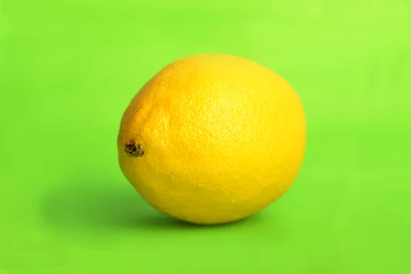 Limone su verde — Foto Stock