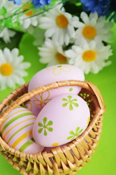 Koš velikonočních vajec — Stock fotografie