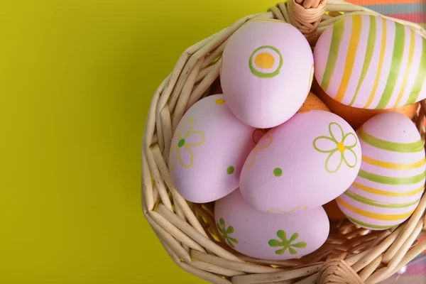Paskalya yumurtası sepeti — Stok fotoğraf