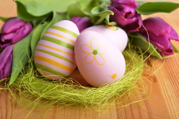 Huevos de Pascua y tulipán — Foto de Stock