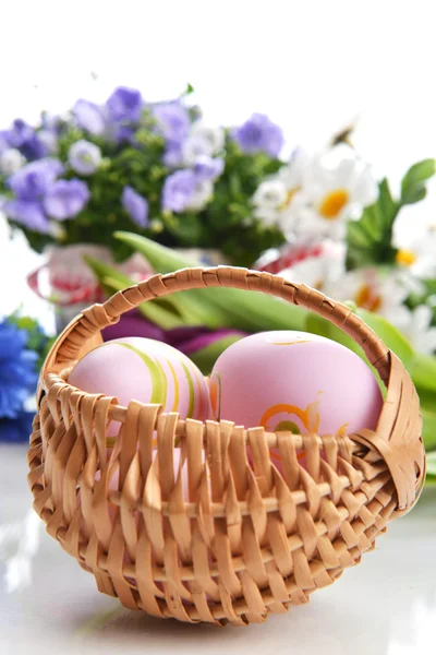 Cesta de ovos de Páscoa — Fotografia de Stock