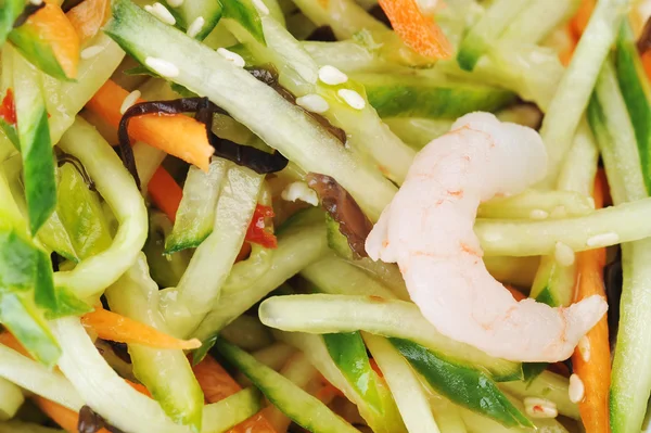 Salada de legumes com camarão — Fotografia de Stock