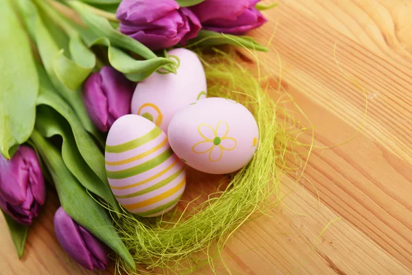 Пасхальные яйца и тюльпан — стоковое фото