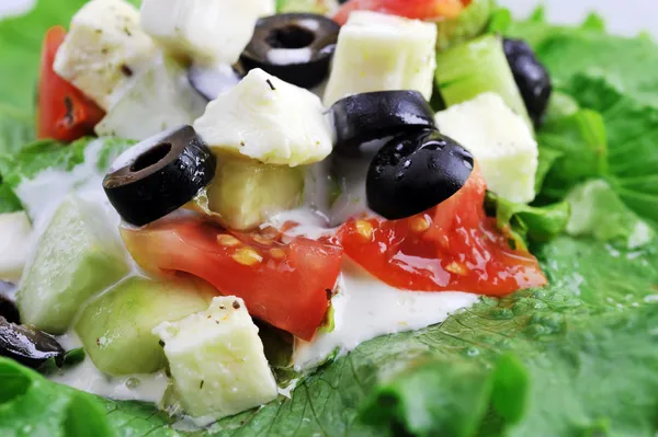 Salat mit Feta-Käse und frischem Gemüse — Stockfoto