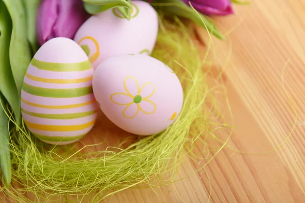 Huevos de Pascua y tulipán — Foto de Stock