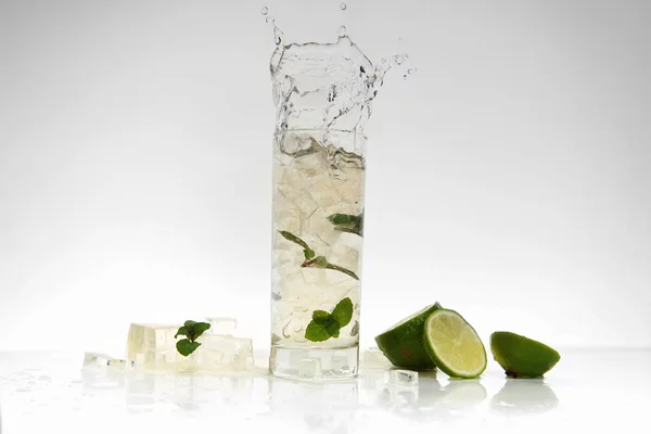 Cocktail splashing — Stock Photo, Image