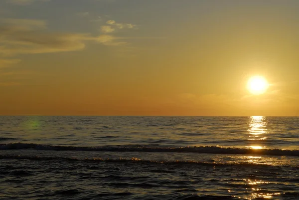 海岸で美しい夕日 — ストック写真