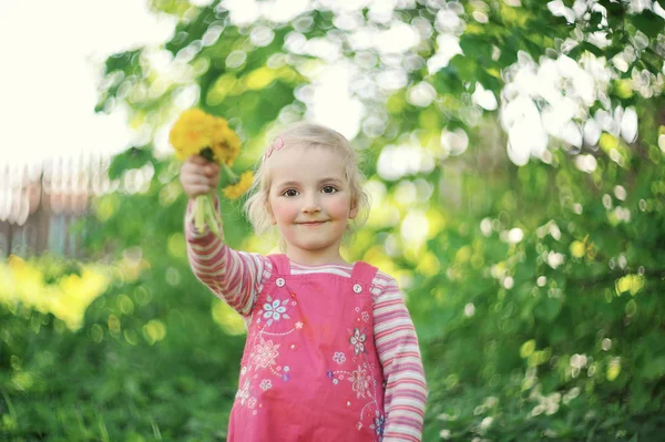 Verspieltes kleines Mädchen — Stockfoto